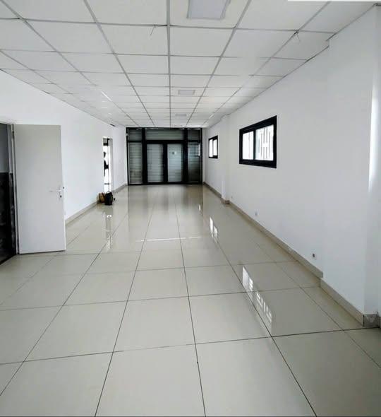 Entrepôt 5 ch. 70 m² à louer — Ankorondrano - photo 2