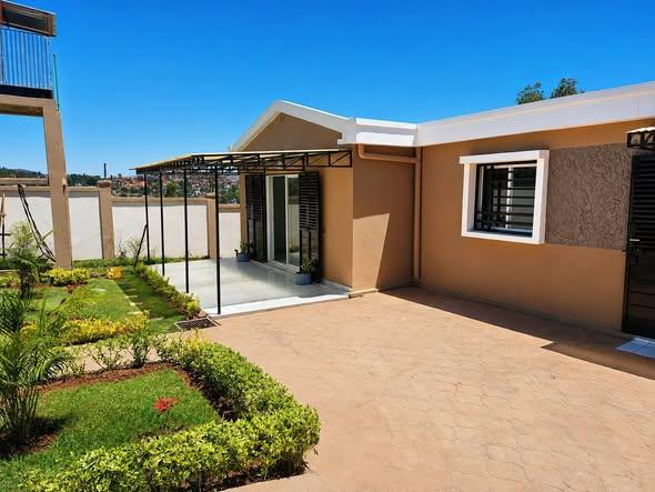 Maison 2 ch. à vendre — Ambohimanambola - photo 1