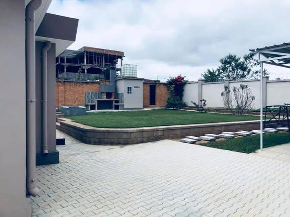 Maison 4 ch. à louer — Betsizaraina - photo 3