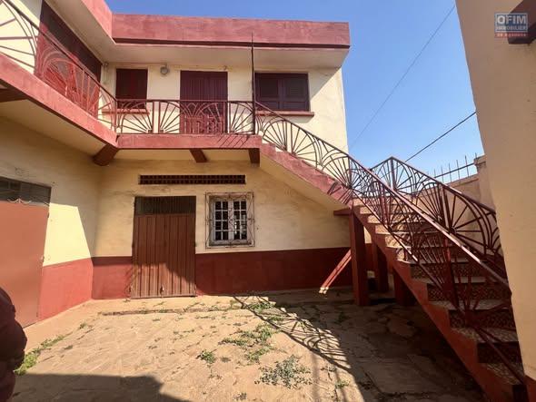 Entrepôt 6 ch. à vendre — Ampitatafika - photo 1