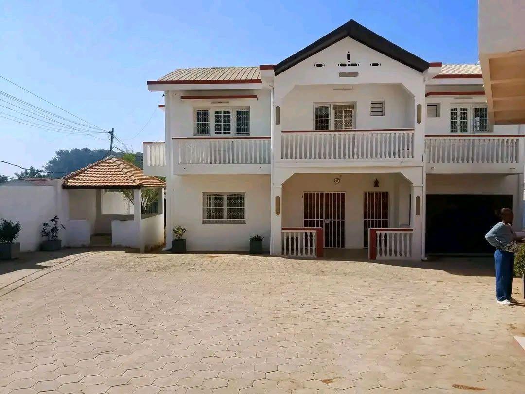 2 villas à étage 7 chambres — Akadindravola, Ivato - photo 1