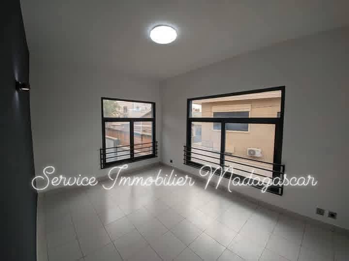 Villa contemporaine 3 chambres à louer — Ambohitrarahaba, Antananarivo - photo 6