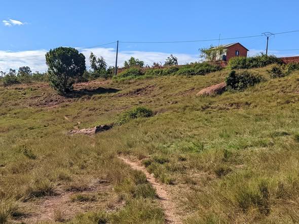 Terrain 2 700 m² à vendre — Ambohidratrimo · 25 000 Ar/m² - photo 2