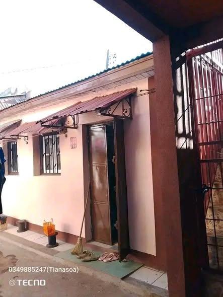 Maison à louer — Amboditsiry - photo 1