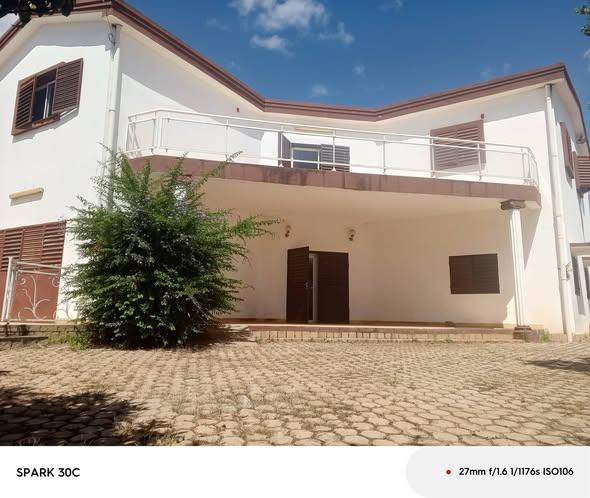 Maison 6 ch. à louer — Ambohibao - photo 2