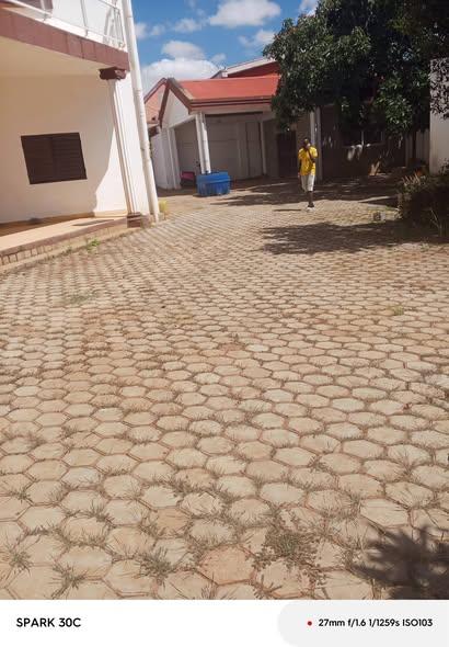 Maison 6 ch. à louer — Ambohibao - photo 3
