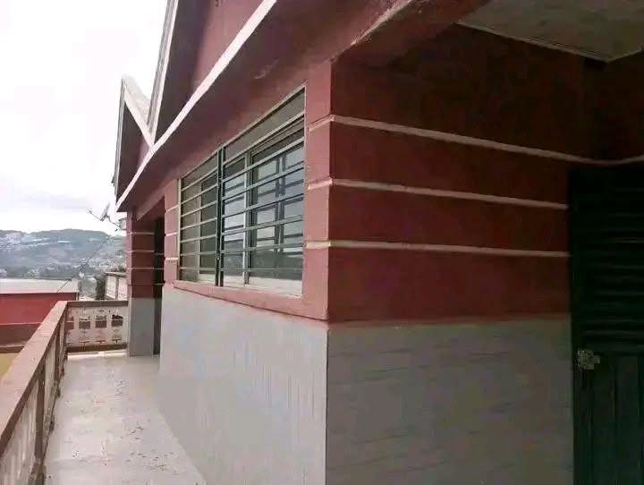 Maison 8 pièces titrée et bornée — Ambatomaro, Antananarivo - photo 1