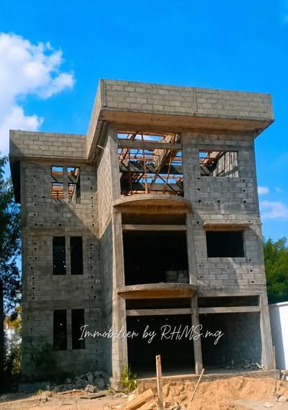Maison 5 ch. à vendre — Ambolokandrina - photo 1