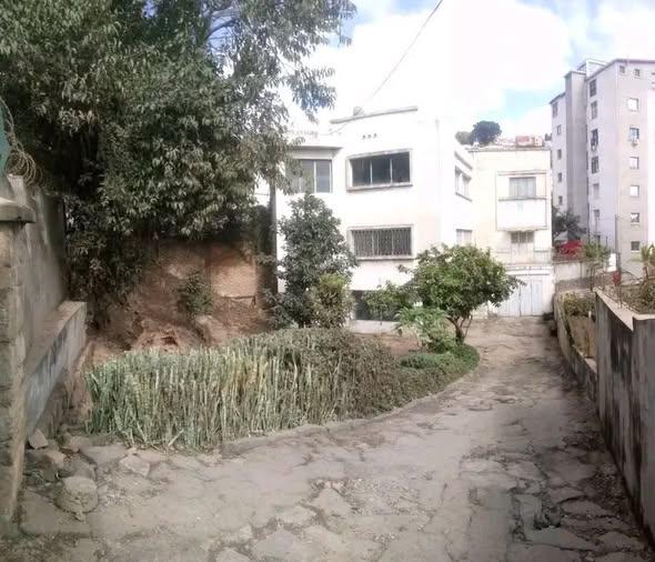 Maison 8 ch. à vendre — Antsahabe - photo 1