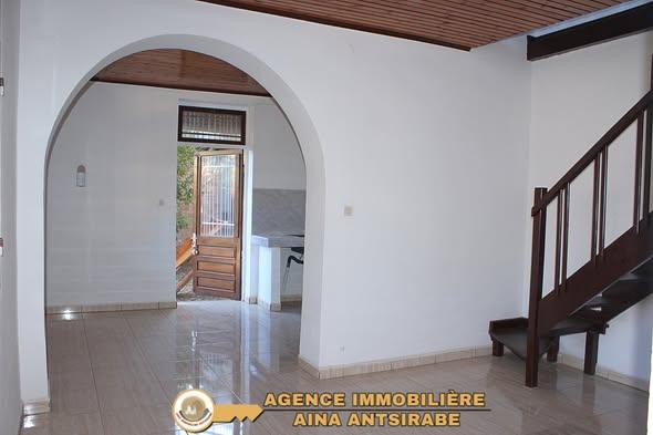 Maison 1 ch. à louer — Antsirabe - photo 4