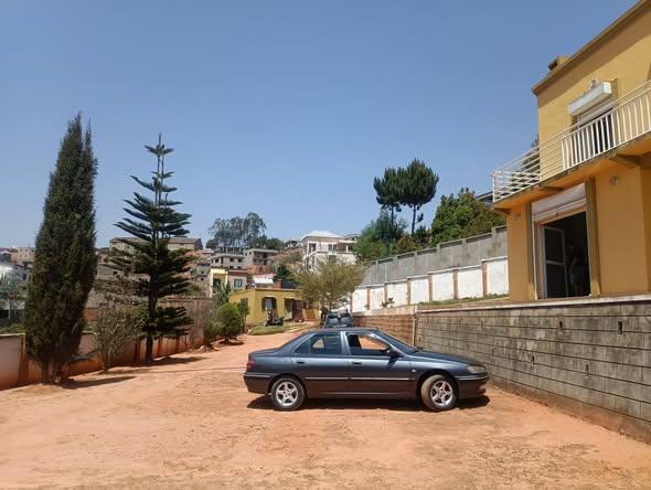 Maison 4 ch. 200 m² à vendre — Ambohidratrimo - photo 2