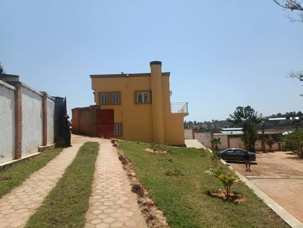 Maison 4 ch. 200 m² à vendre — Ambohidratrimo - photo 3