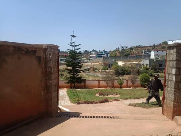 Maison 4 ch. 200 m² à vendre — Ambohidratrimo - photo 4