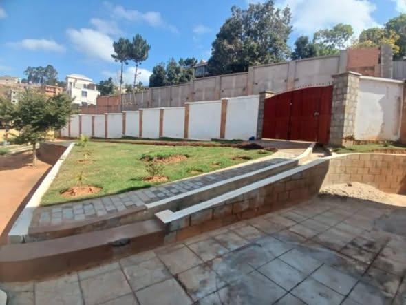 Maison 4 ch. à vendre — Ambohidratrimo - photo 4