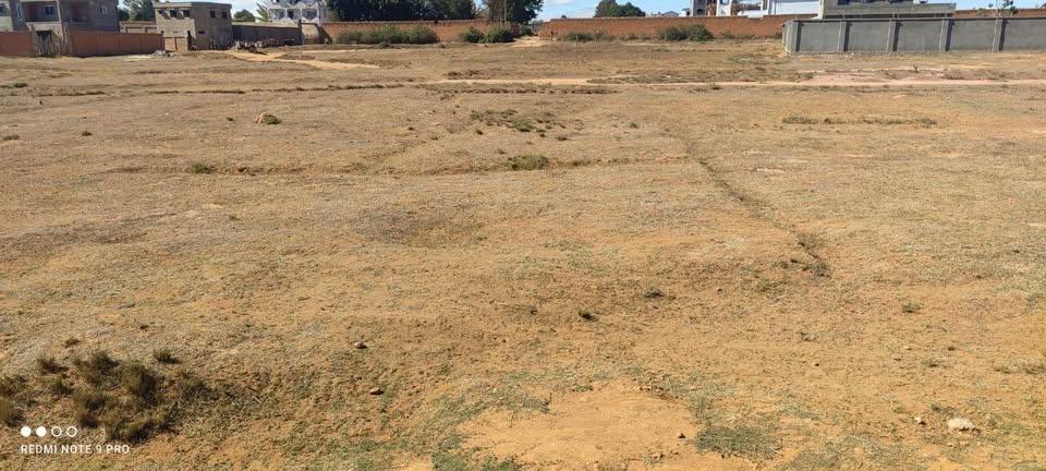 Terrain plat 1 157 m² prêt à bâtir — Lazaina, Antananarivo - photo 1