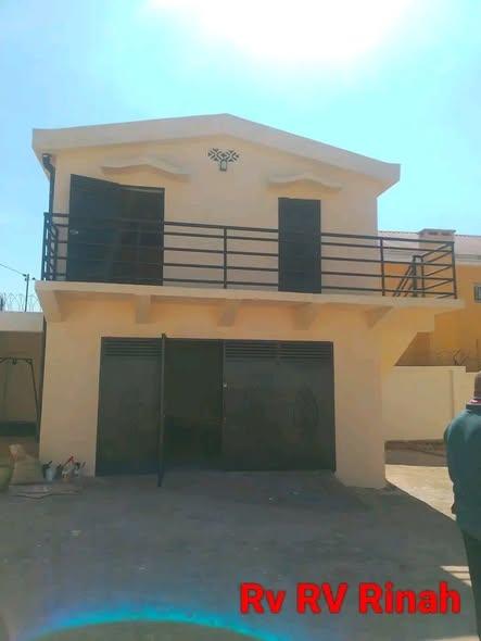 Maison 4 ch. à louer — Ambatomaro - photo 2