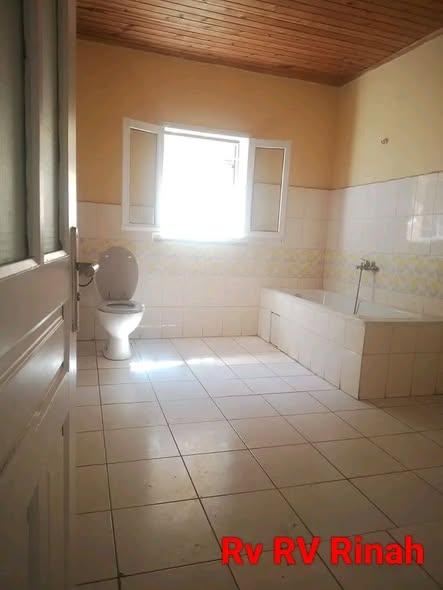 Maison 4 ch. à louer — Ambatomaro - photo 5