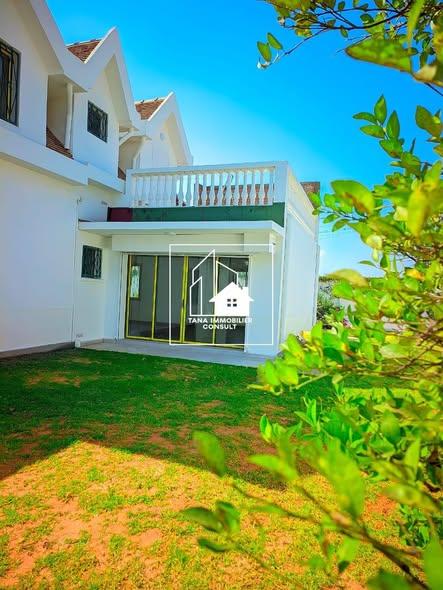 Maison 4 ch. 70 m² à louer — Talatamaty - photo 1