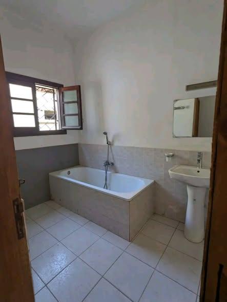 Bureau 4 ch. à louer — Manakambahiny - photo 5