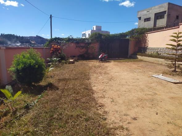 Maison 4 ch. à louer — Iavoloha - photo 2