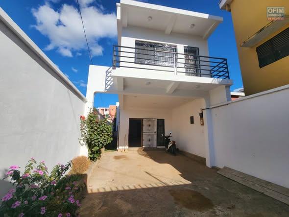 Appartement 4 ch. à louer — Ambohibao - photo 1
