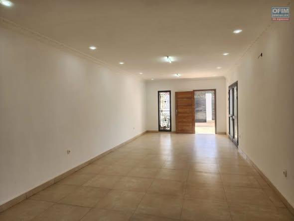 Appartement 4 ch. à louer — Ambohibao - photo 2