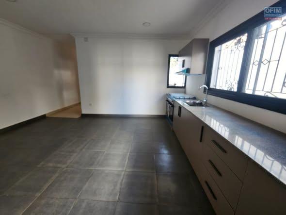 Appartement 4 ch. à louer — Ambohibao - photo 4