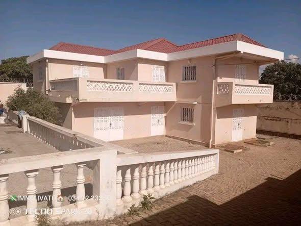 Maison 4 ch. à louer — Antehiroka - photo 1