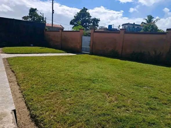 Maison 4 ch. à louer — Toamasina - photo 2