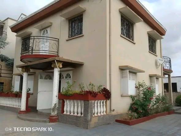 Maison 4 ch. à louer — Ambohibao - photo 1