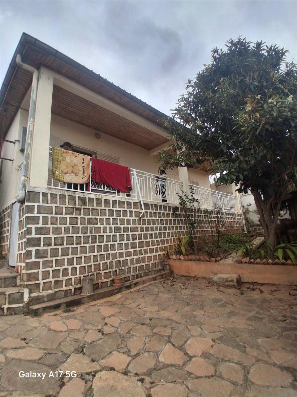 Maison basse indépendante 2 chambres — Mahatsinjo Alasora, Antananarivo - photo 1