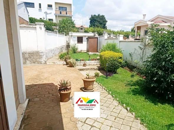 Bureau 7 ch. à louer — Antsirabe - photo 2