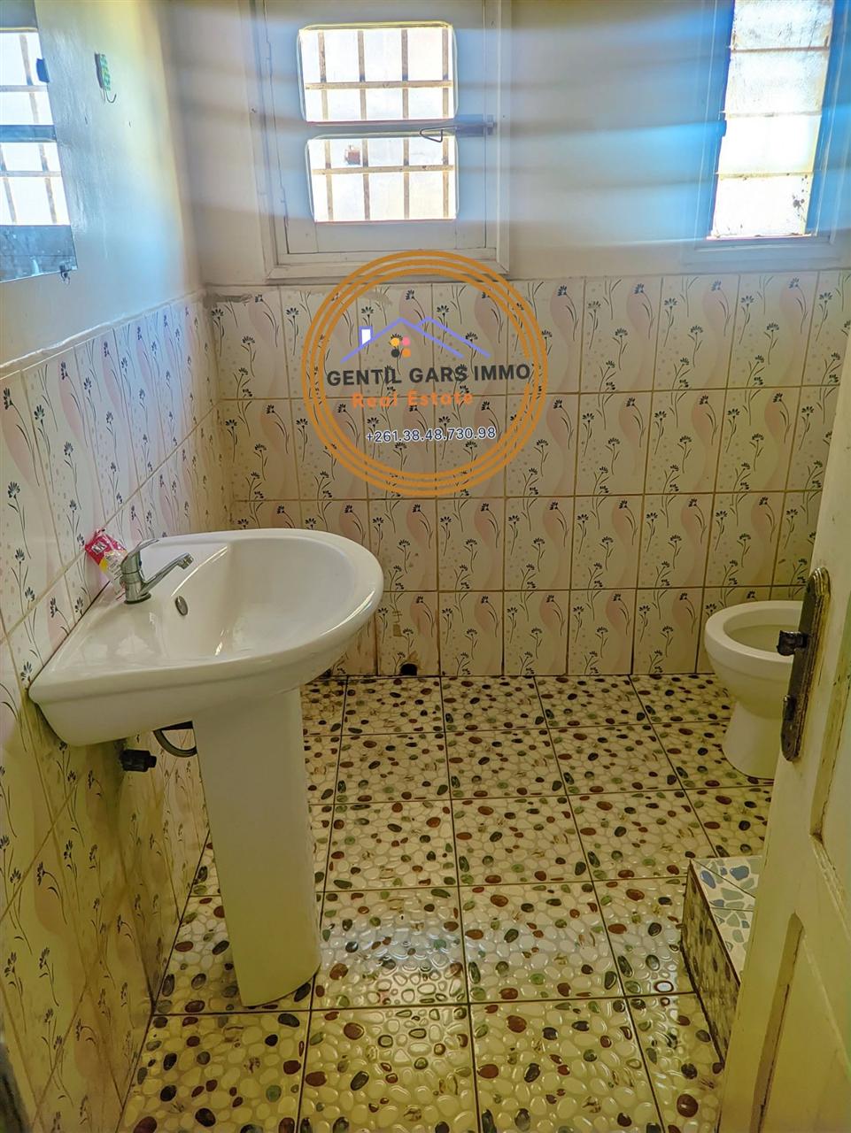 Trano ahofa 2 chambres avec terrasse — Ambohipo, Antananarivo - photo 4