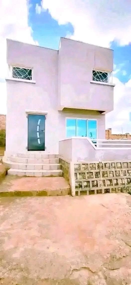 Maison inachevée sur 1 200 m² titré — Ifarihy Bypass, Antananarivo - photo 1