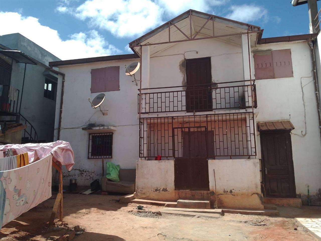 Trano ahofa 2 chambres sur 2 niveaux — Sabotsy Namehana, Antananarivo - photo 1