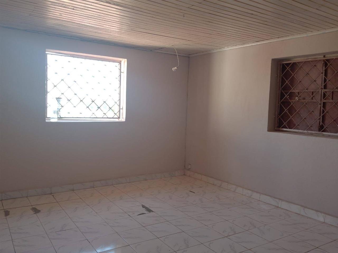 Trano ahofa 2 chambres sur 2 niveaux — Sabotsy Namehana, Antananarivo - photo 4