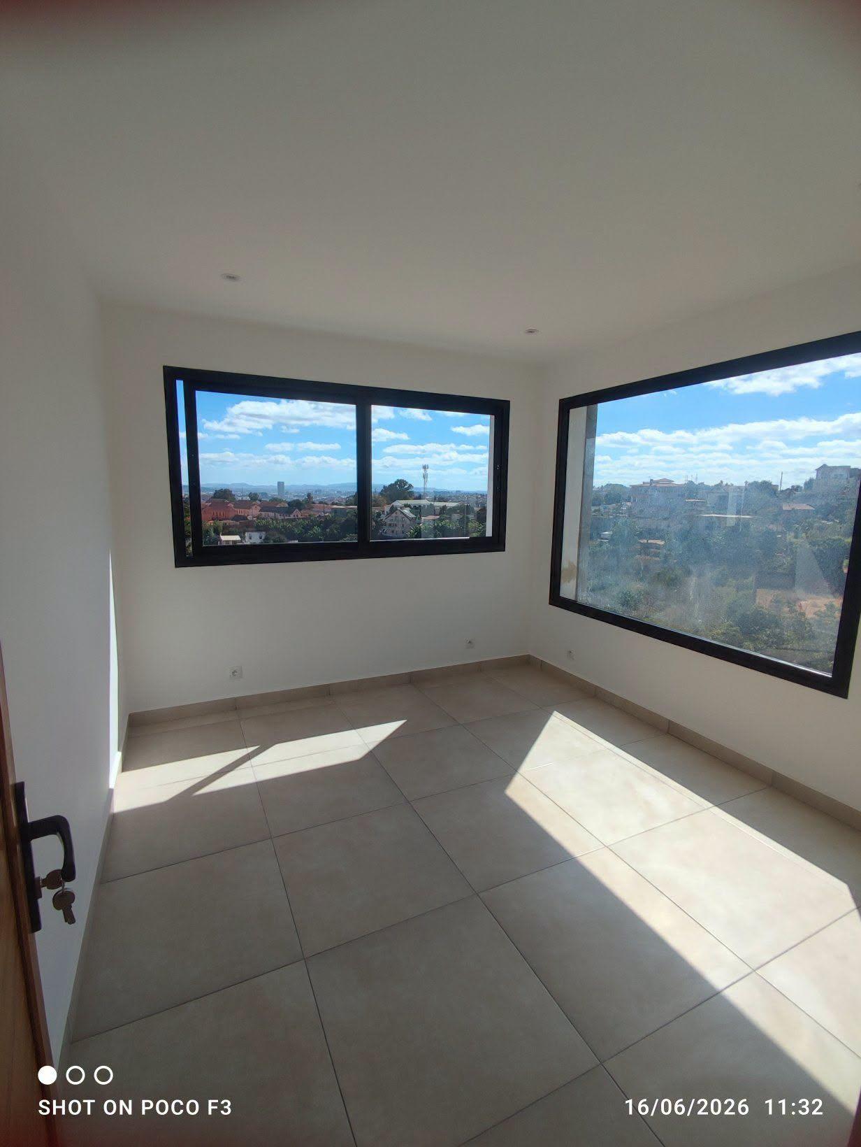 Location · Bureau avec terrasse panoramique · Andrainarivo, Antananarivo - photo 1