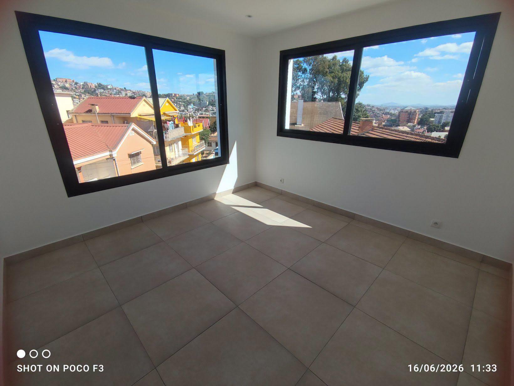 Location · Bureau avec terrasse panoramique · Andrainarivo, Antananarivo - photo 3