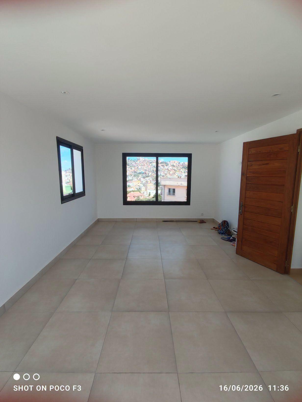 Location · Bureau avec terrasse panoramique · Andrainarivo, Antananarivo - photo 4