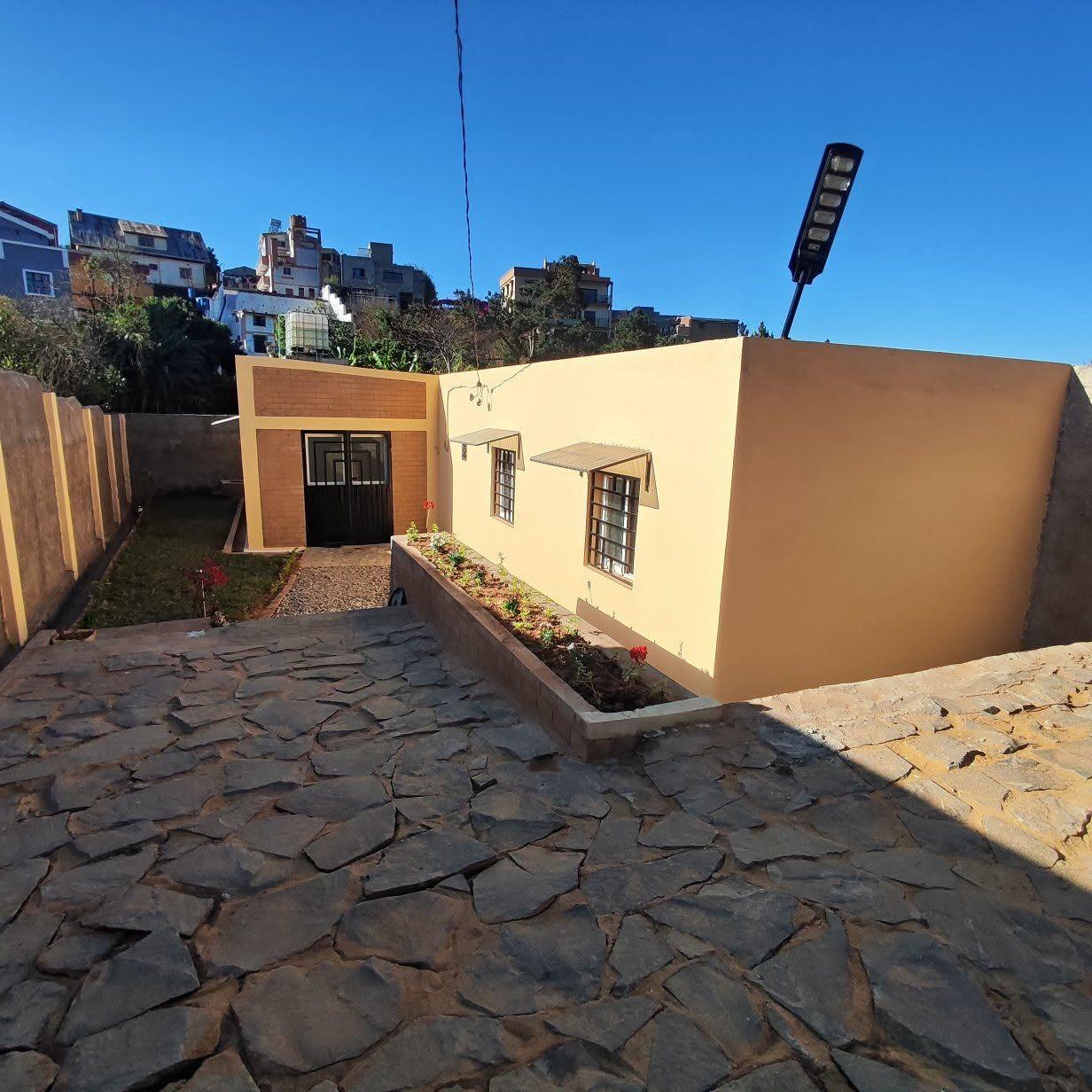 Location · Villa basse avec jardin · Amboanjobe (RN7), Antananarivo - photo 2