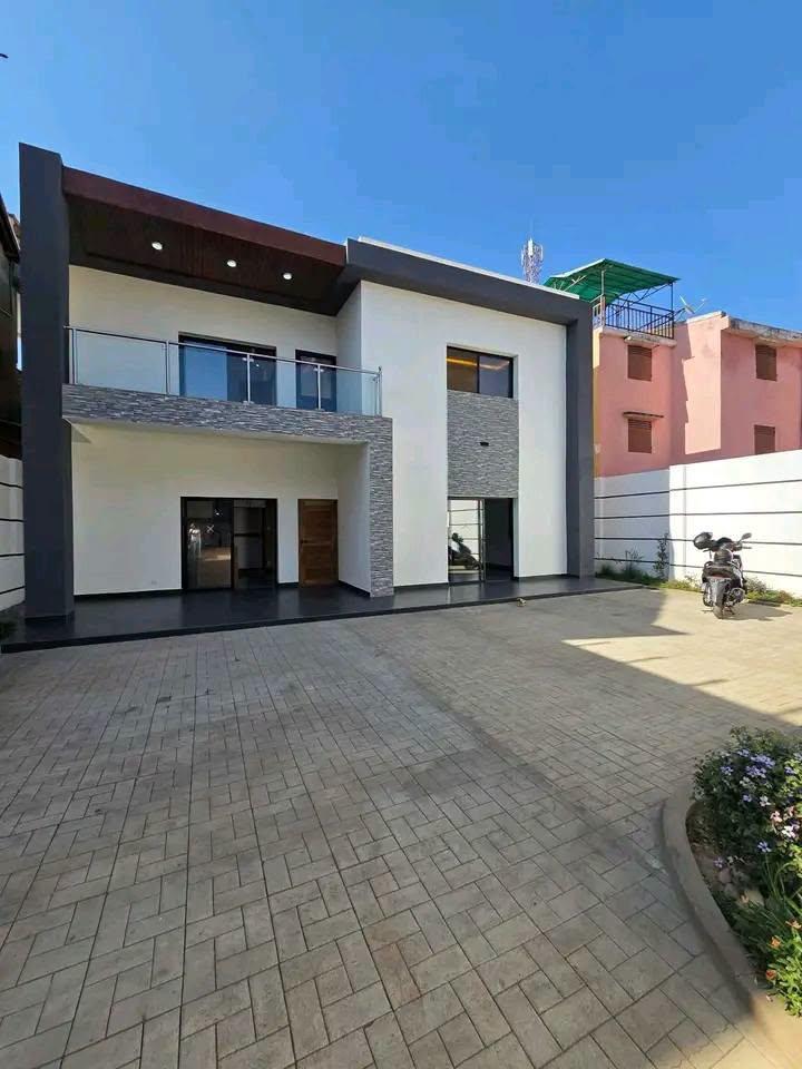 Villa 4 chambres 240 m² à vendre — Faliarivo Ampitatafika, Antananarivo - photo 1