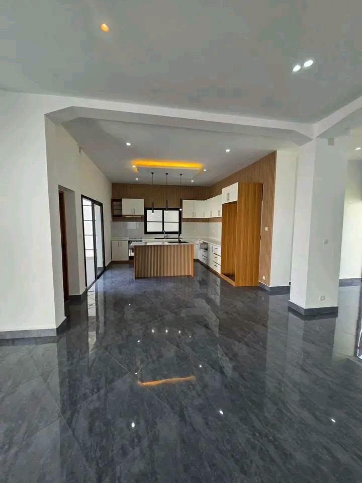 Villa 4 chambres 240 m² à vendre — Faliarivo Ampitatafika, Antananarivo - photo 2