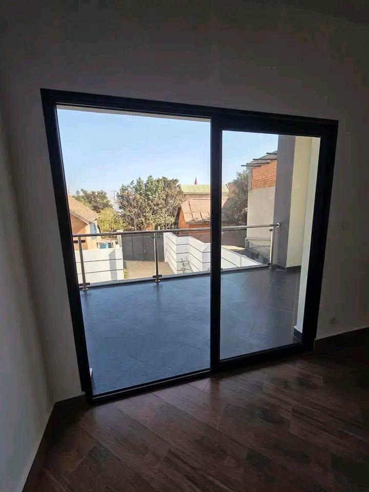 Villa 4 chambres 240 m² à vendre — Faliarivo Ampitatafika, Antananarivo - photo 4
