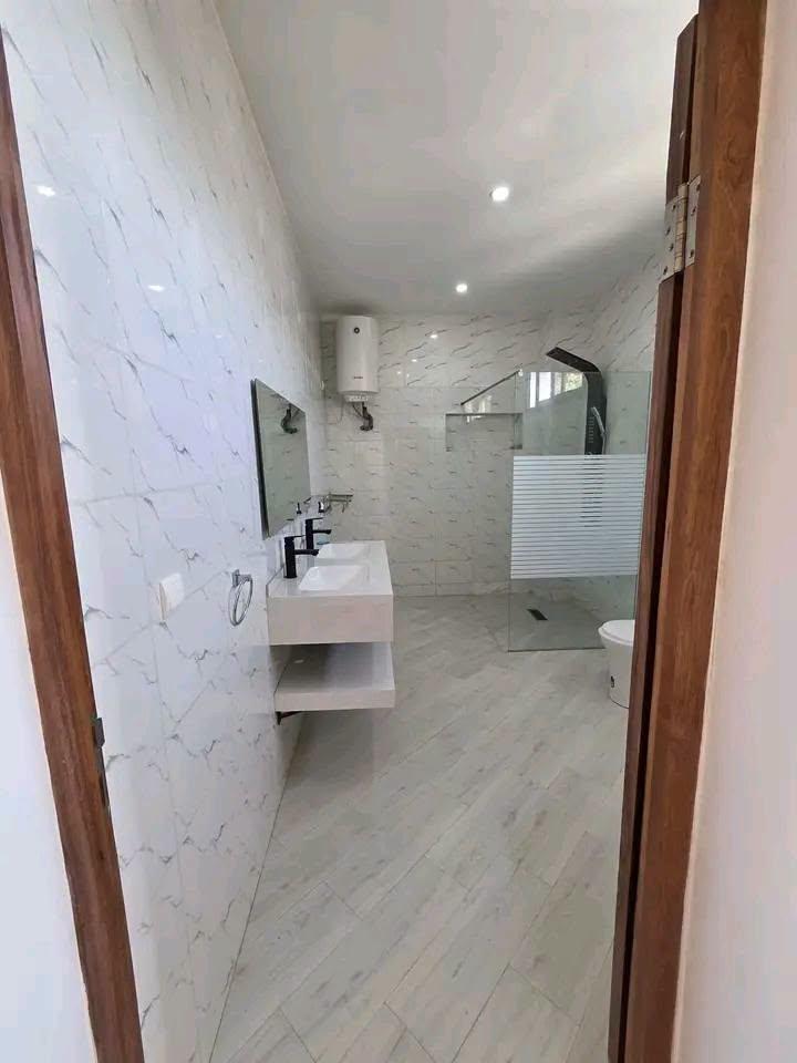 Villa 4 chambres 240 m² à vendre — Faliarivo Ampitatafika, Antananarivo - photo 7