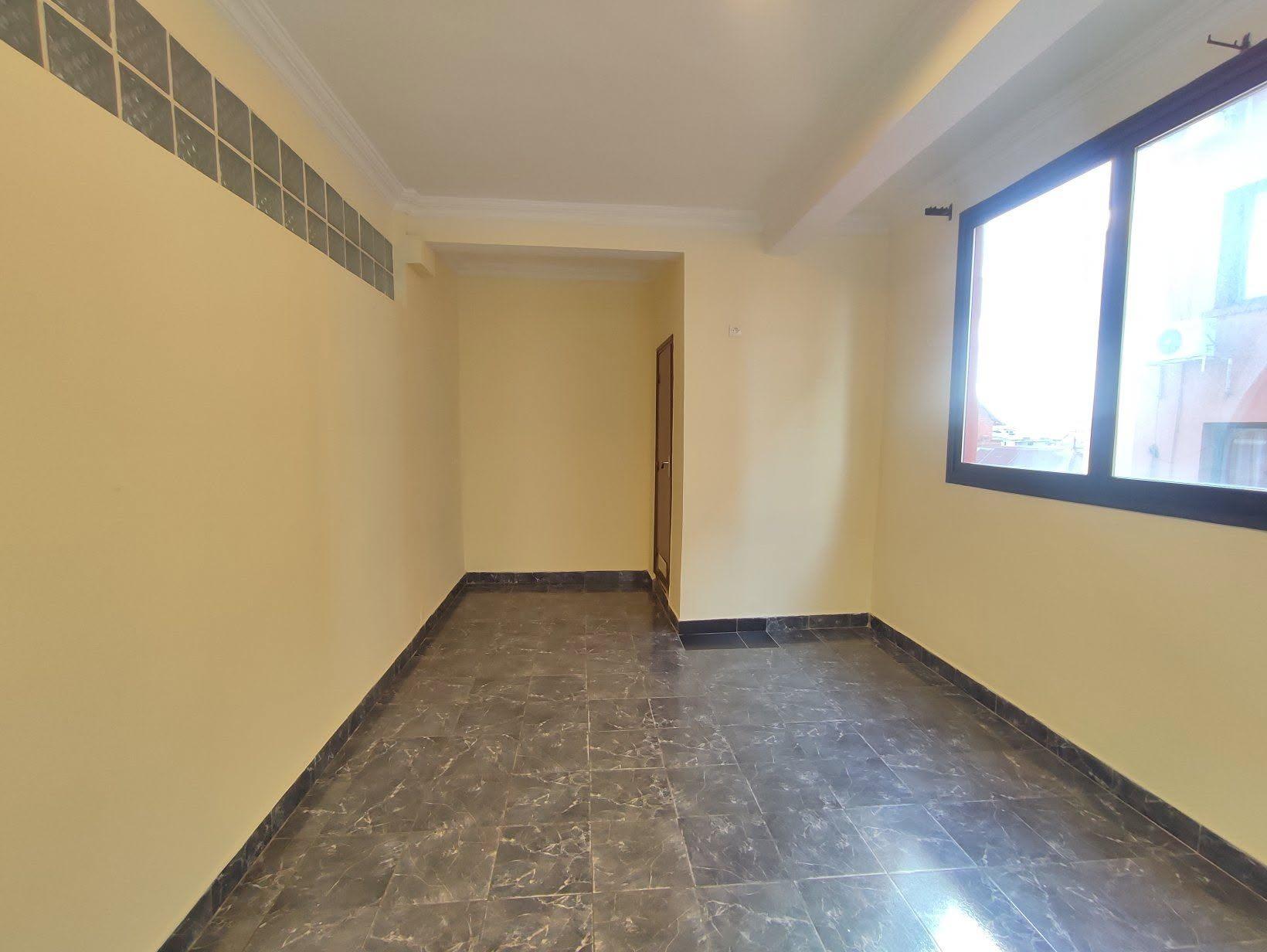 Location · Bureaux 14 pièces en plein centre-ville · Tsaralalana, Antananarivo - photo 2