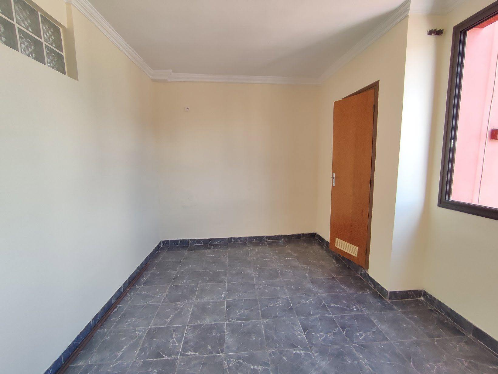 Location · Bureaux 14 pièces en plein centre-ville · Tsaralalana, Antananarivo - photo 3