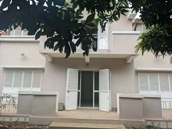 Maison à louer — Manakambahiny - photo 1