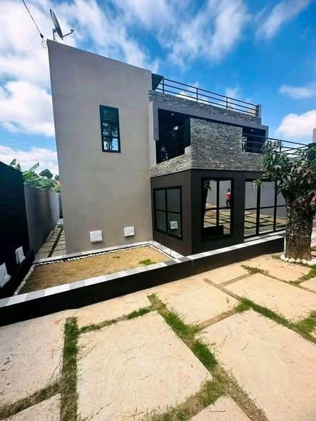 Maison 5 ch. à vendre — Iavoloha - photo 1