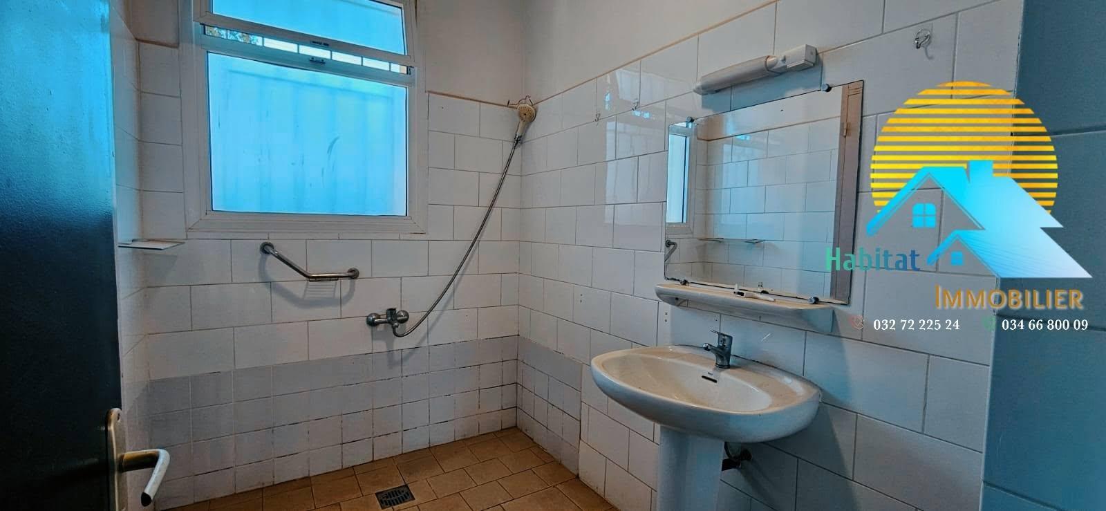 Location · Villa basse F5 · Ambatobe, Antananarivo - photo 4