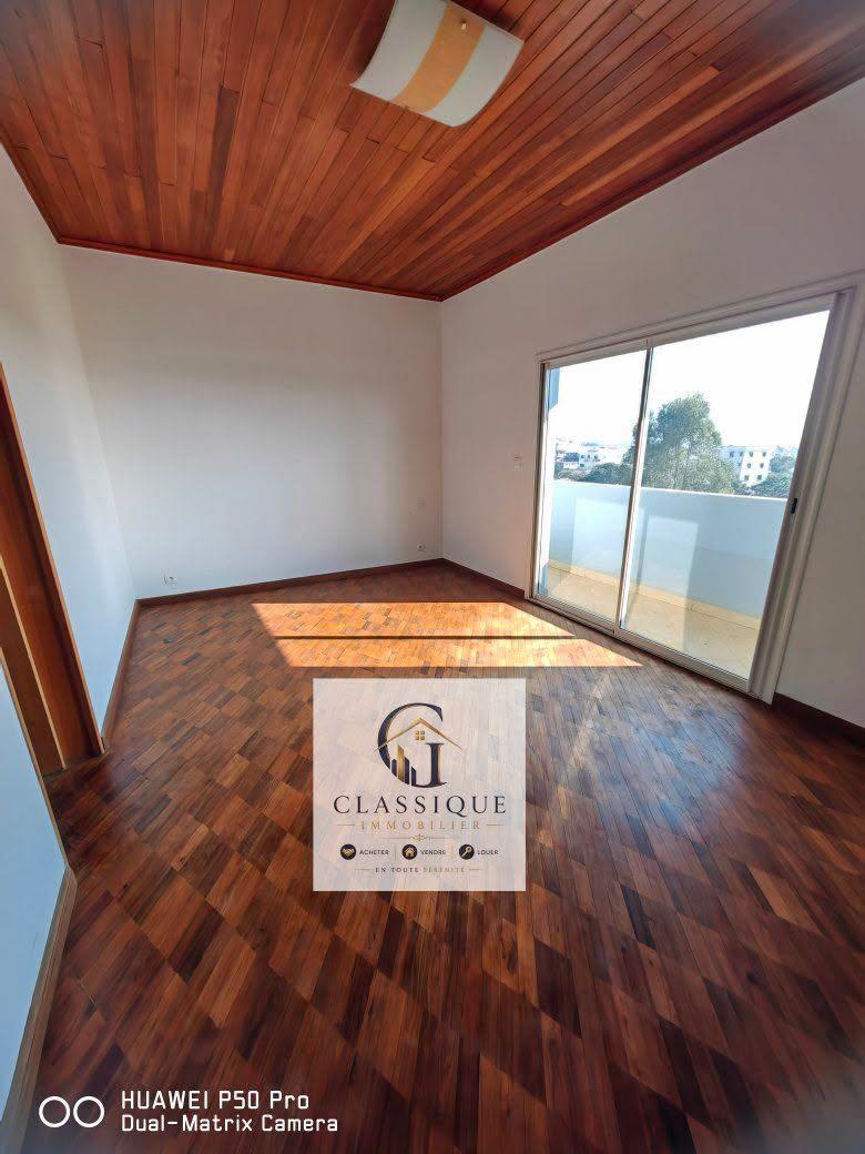 Location · Grand appartement 9 chambres · Mandrosoa Ivato, Antananarivo - photo 1